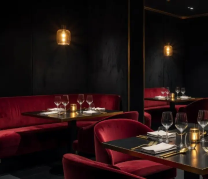 Luksuzni interijer restorana Croatia Dice s elegantno postavljenim stolovima i intimnom rasvjetom.
